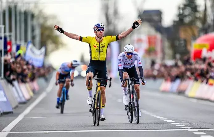 Wout van Aert vince la Kuurne-Bruxelles-Kuurne e regala una doppietta a Visma-Lease a Bike