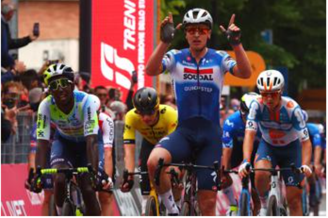 Giro d’Italia terza tappa:  Merlier vince in volata davanti a Milan e Girmay