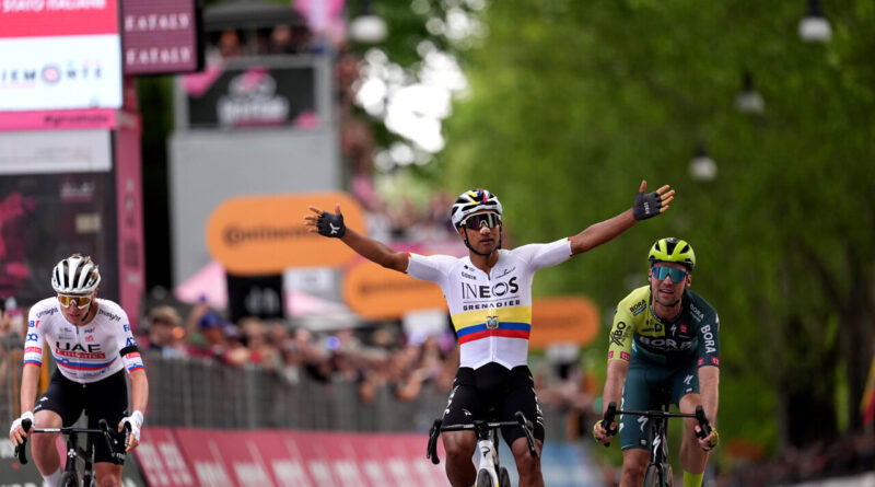 Giro d’Italia 2024: Navaez prima maglia rosa, battuto in volata Pogacar