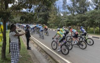 1444x920_le-peloton-participe-a-la-derniere-etape-du-16e-tour-du-rwanda-a-kigali-le-25-fevrier-2024-photo-de-guillem-sartorio-afp