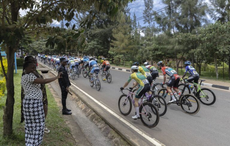 1444x920_le-peloton-participe-a-la-derniere-etape-du-16e-tour-du-rwanda-a-kigali-le-25-fevrier-2024-photo-de-guillem-sartorio-afp