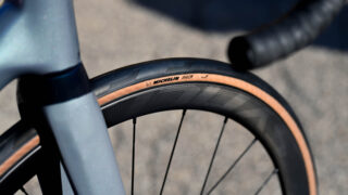 bi-164-tire-michelin-pro-5-ww-product-in-context-nosignature-16-slash-9